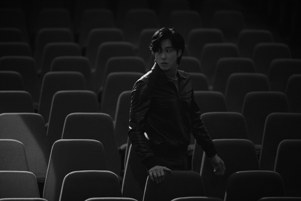 Юнхо из TVXQ отправился в театр для визуального концепта альбома «NOIR»