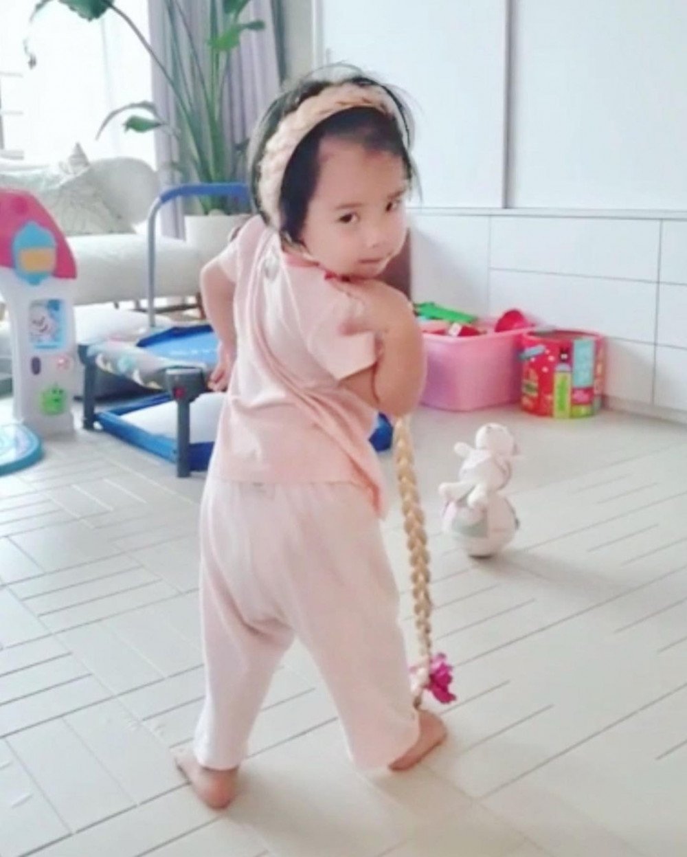 Юджин поделилась фотографиями своей дочери Рорин, подражающей Чимину из BTS