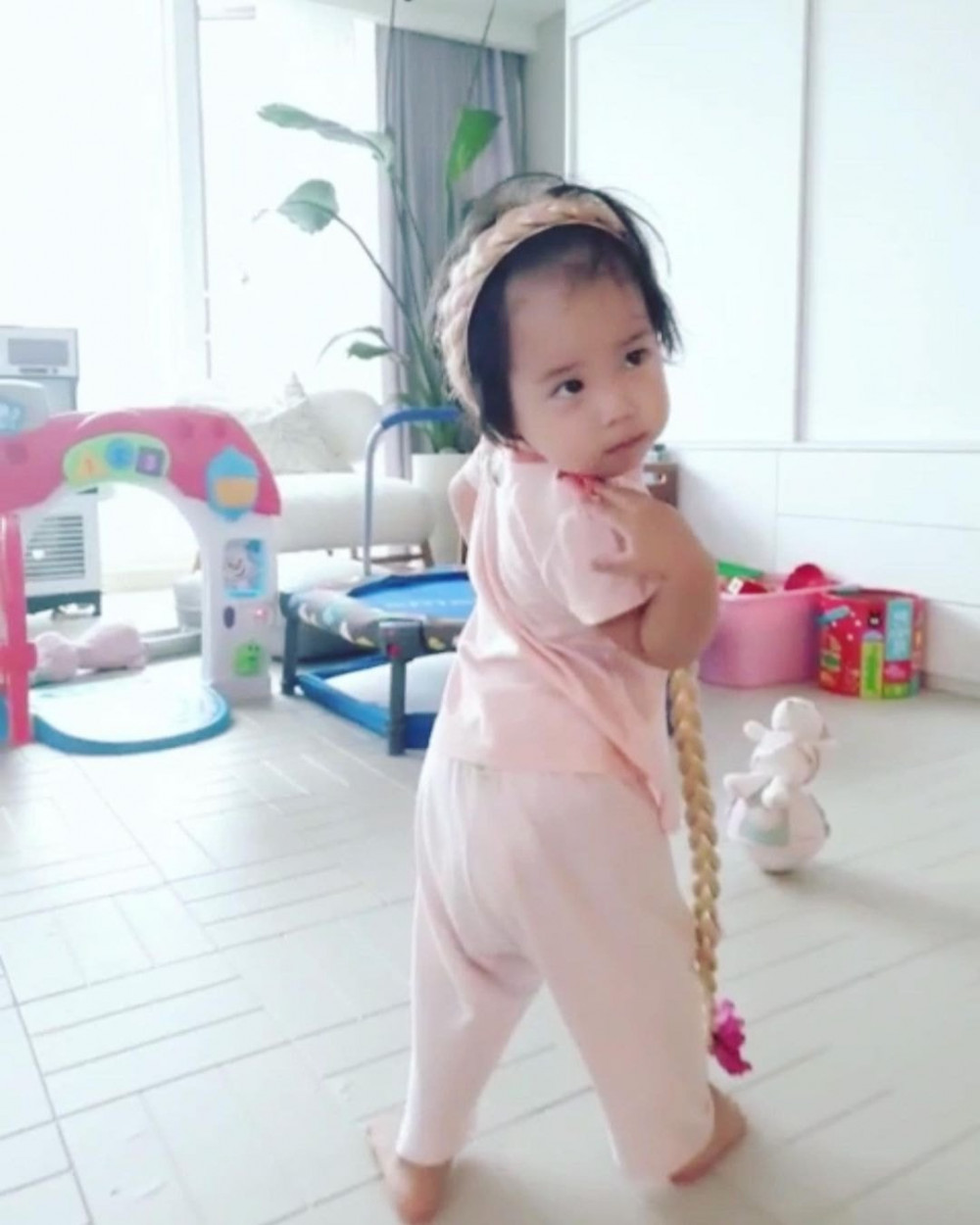 Юджин поделилась фотографиями своей дочери Рорин, подражающей Чимину из BTS