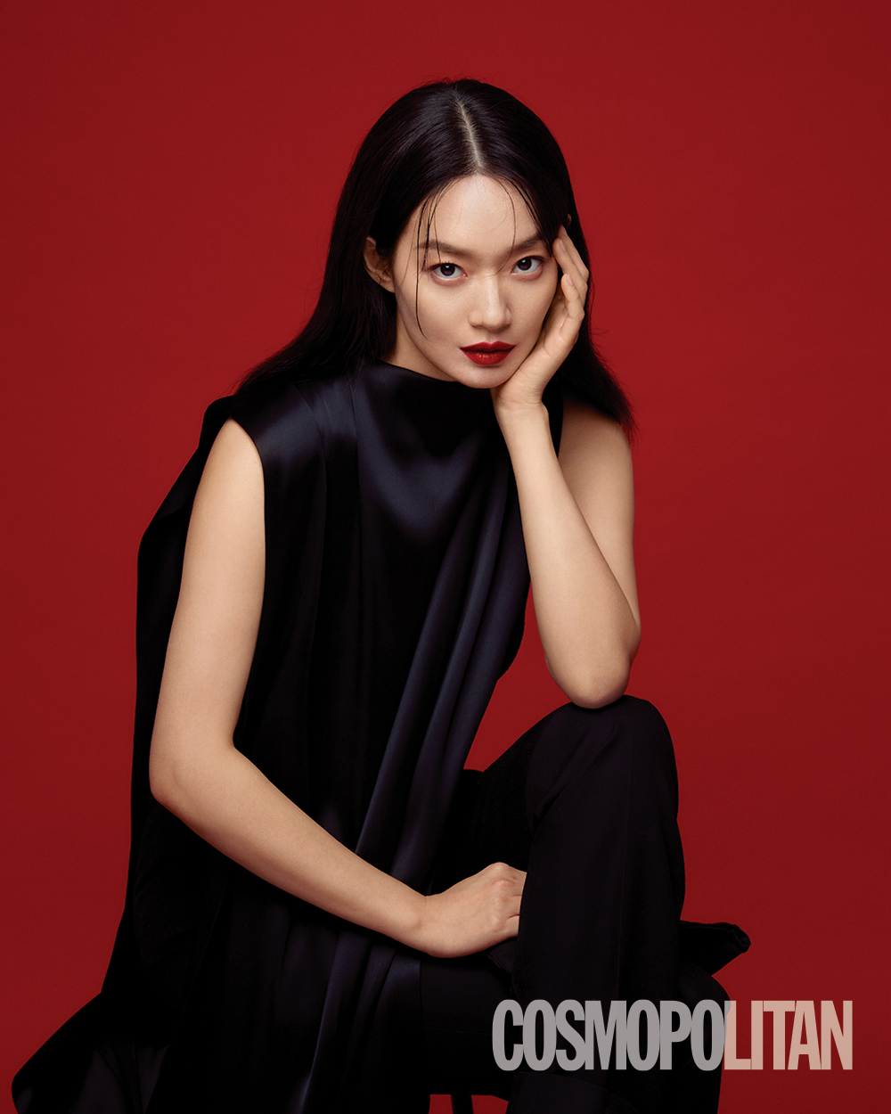 Шин Мин А демонстрирует свою безупречную кожу на обложке Cosmopolitan