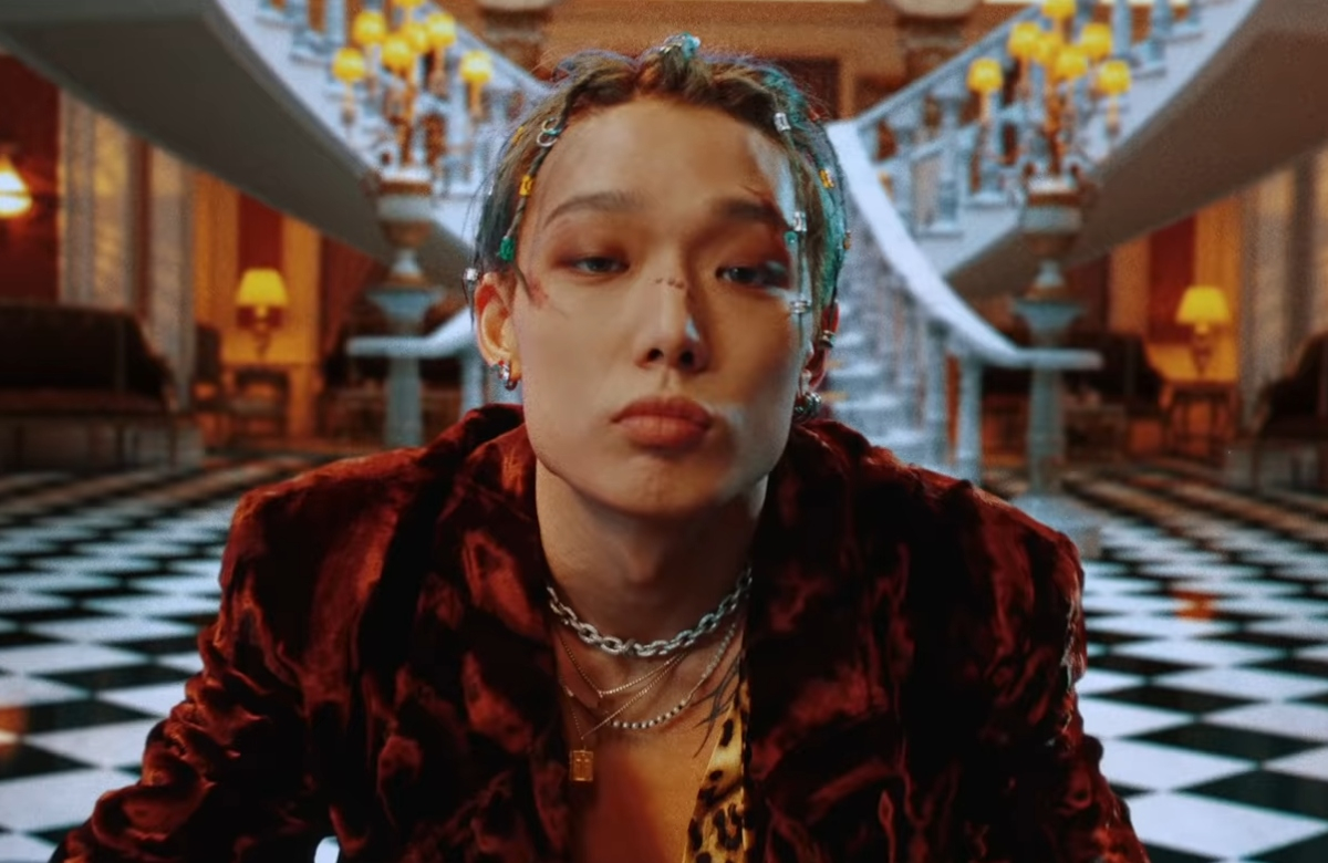 Ikon S Bobby Pulls Off An Action Packed Heist In Lively Mv For Solo Single U Mad Allkpop