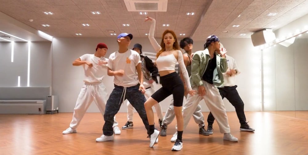 ХёнА выпустила танцевальную практику на песню «I'm Not Cool»