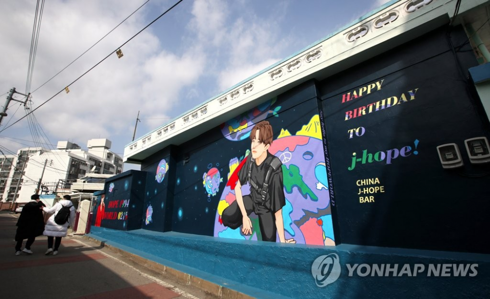 Фанаты BTS установили в Кванджу огромные фрески в честь дня рождения Джей-Хоупа
