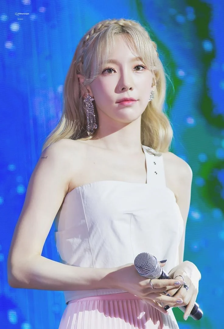 Black-haired Taeyeon vs. Blonde Taeyeon," Fans are still debating which  hair color looks best on Taeyeon | allkpop