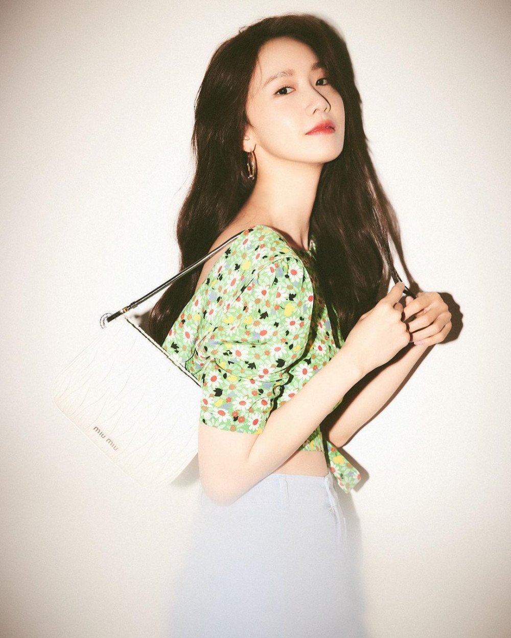 YoonA Is Lovely While Wearing A Cute Floral Crop Top Worth 1 6 Million yoona-is-lovely-while-wearing-a-cute-floral-crop-top-worth-1-6-million