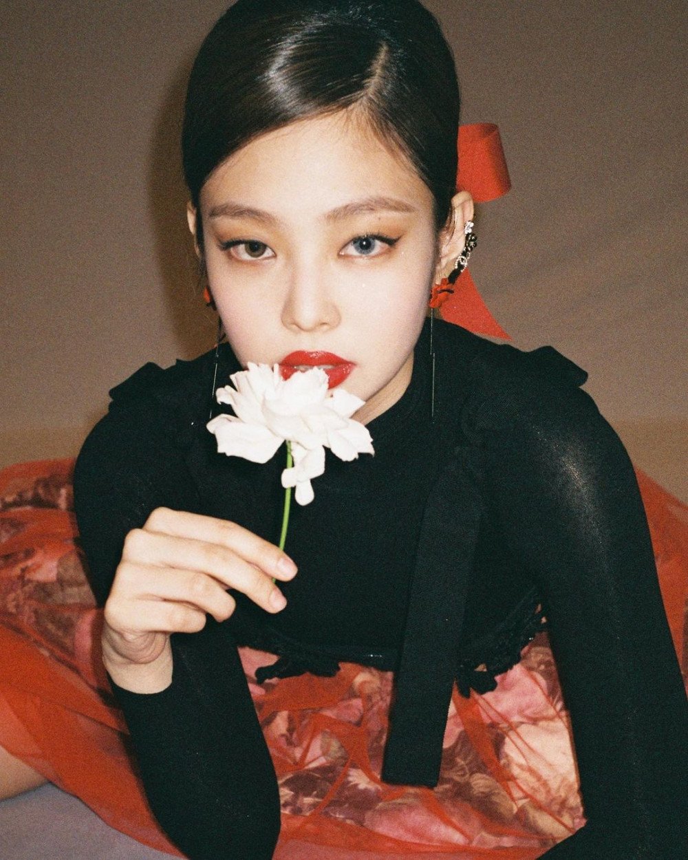 BLACKPINK's Jennie shows off stunning visuals with odd-eye contact ...