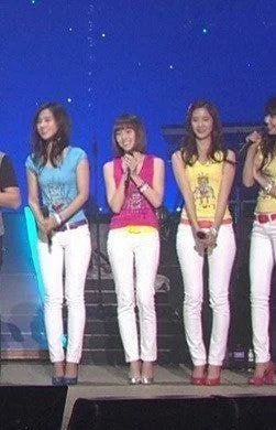 Нетизены предполагают, что Юна из Girls' Generation сделала операцию по исправлению кривизны ног