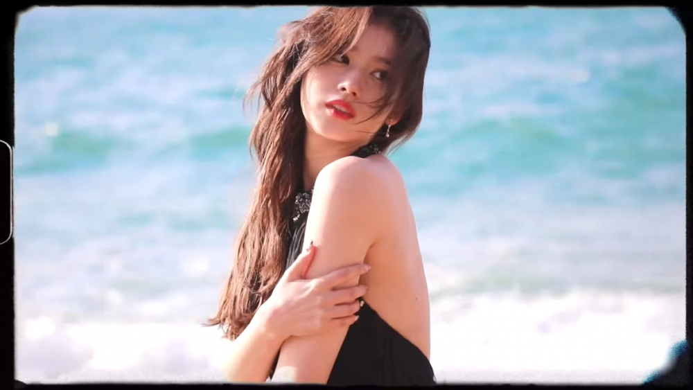 TWICE's Sana grabs everyone's attention with her alluring beauty