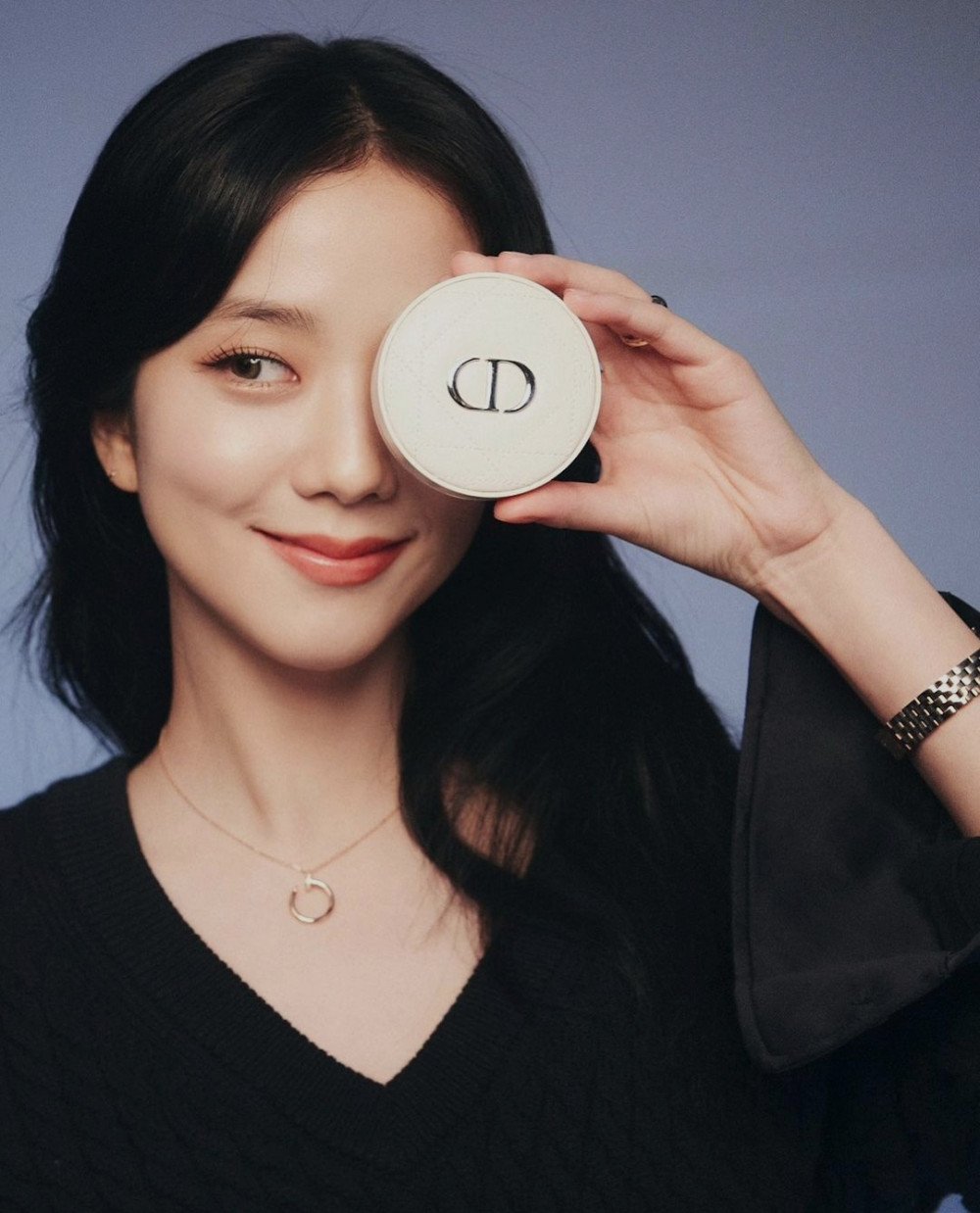 Bộ cushion son môi Dior được Jisoo lăng xê Cushion lên da tự nhiên như  đẹp sẵn nhưng thích nhất là son bóng làm môi căng mướt như tráng gương