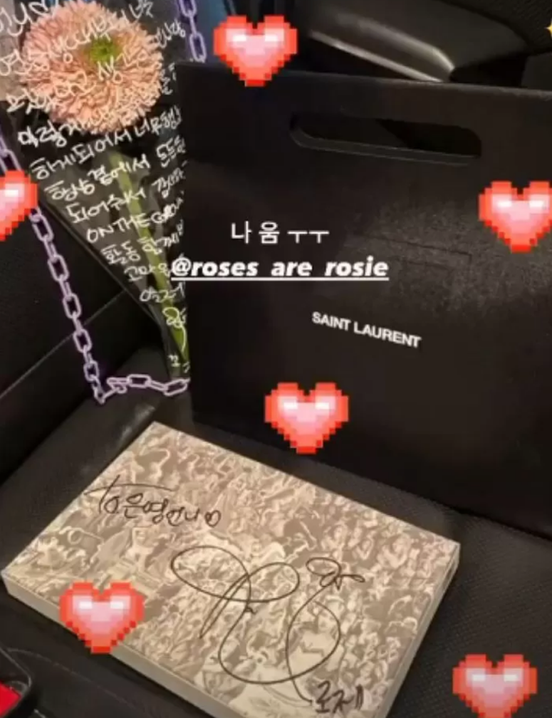 Розэ подарила сотрудникам кошельки от Saint Laurent
