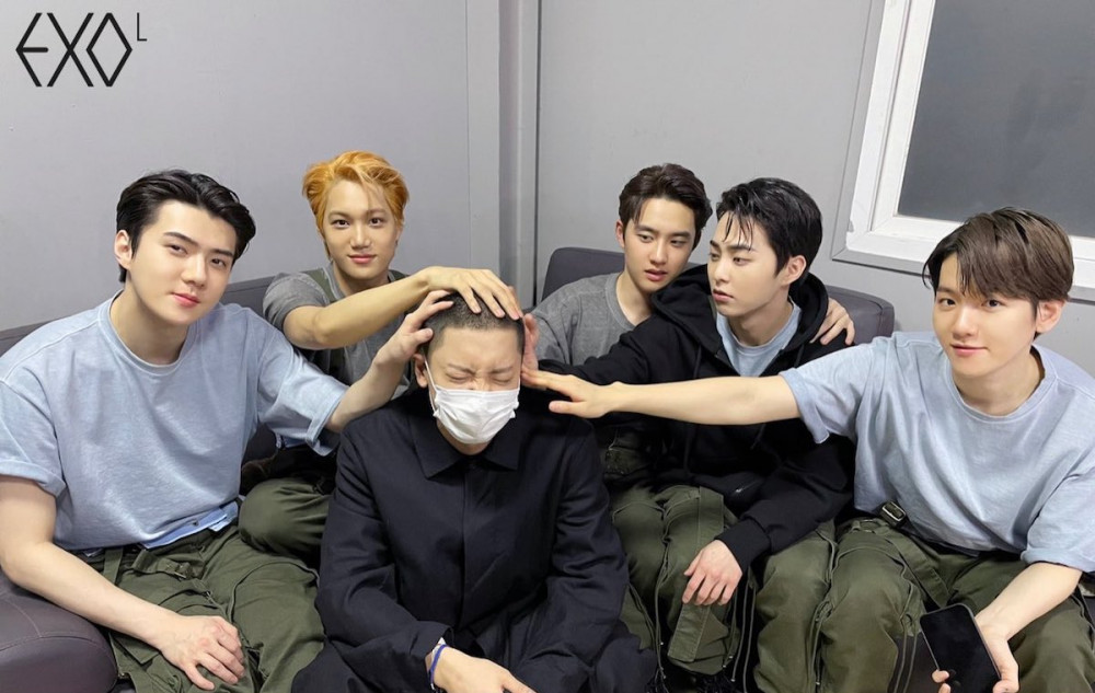 Exo Members Send Chanyeol Off With Their Traditional Group Greeting Allkpop