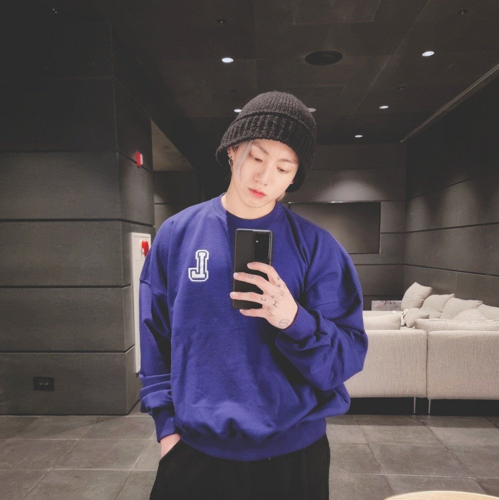 Fans cannot get enough of BTS Jungkook's mirror selfies following his