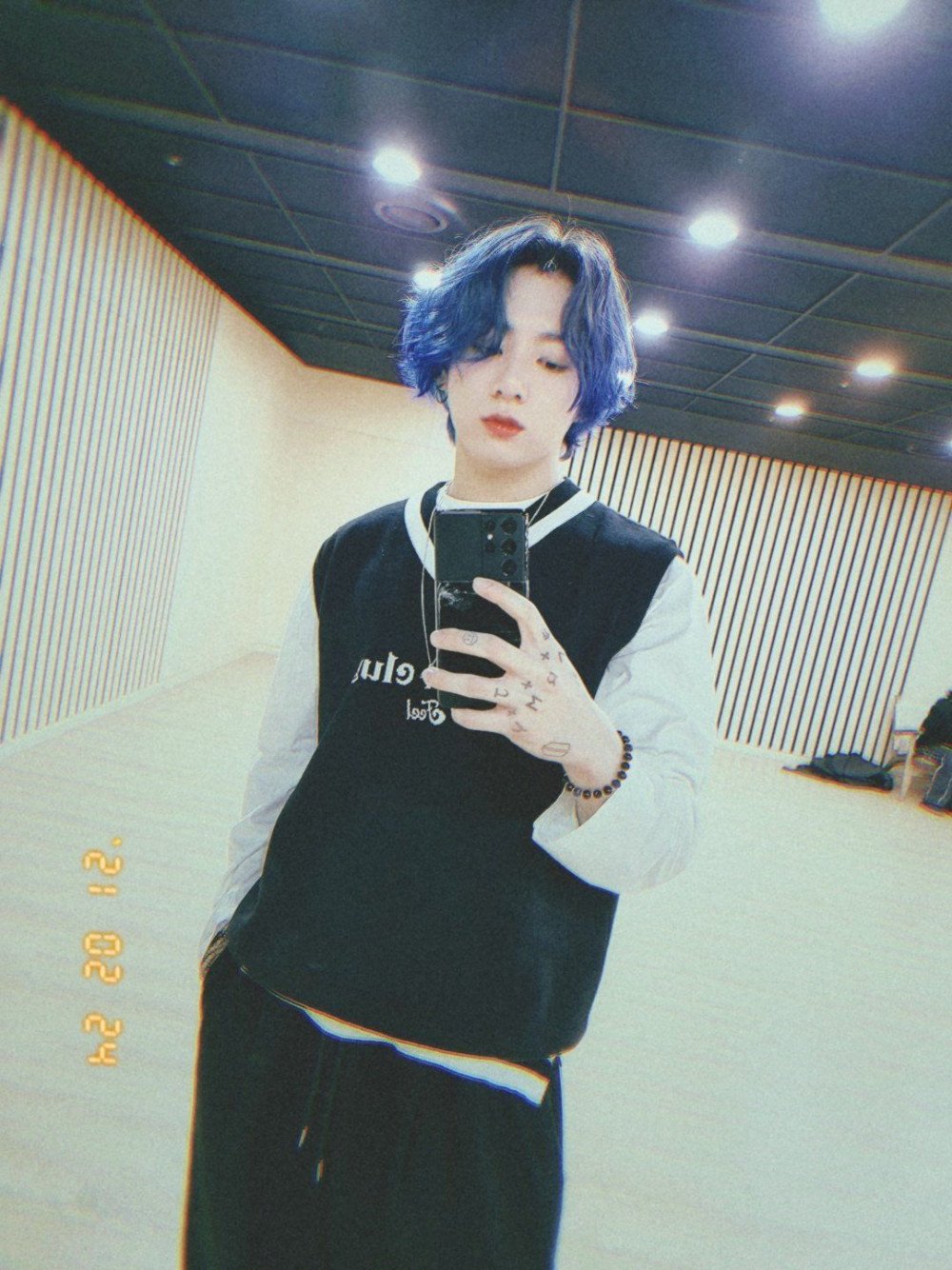 Fans cannot get enough of BTS Jungkook's mirror selfies following his