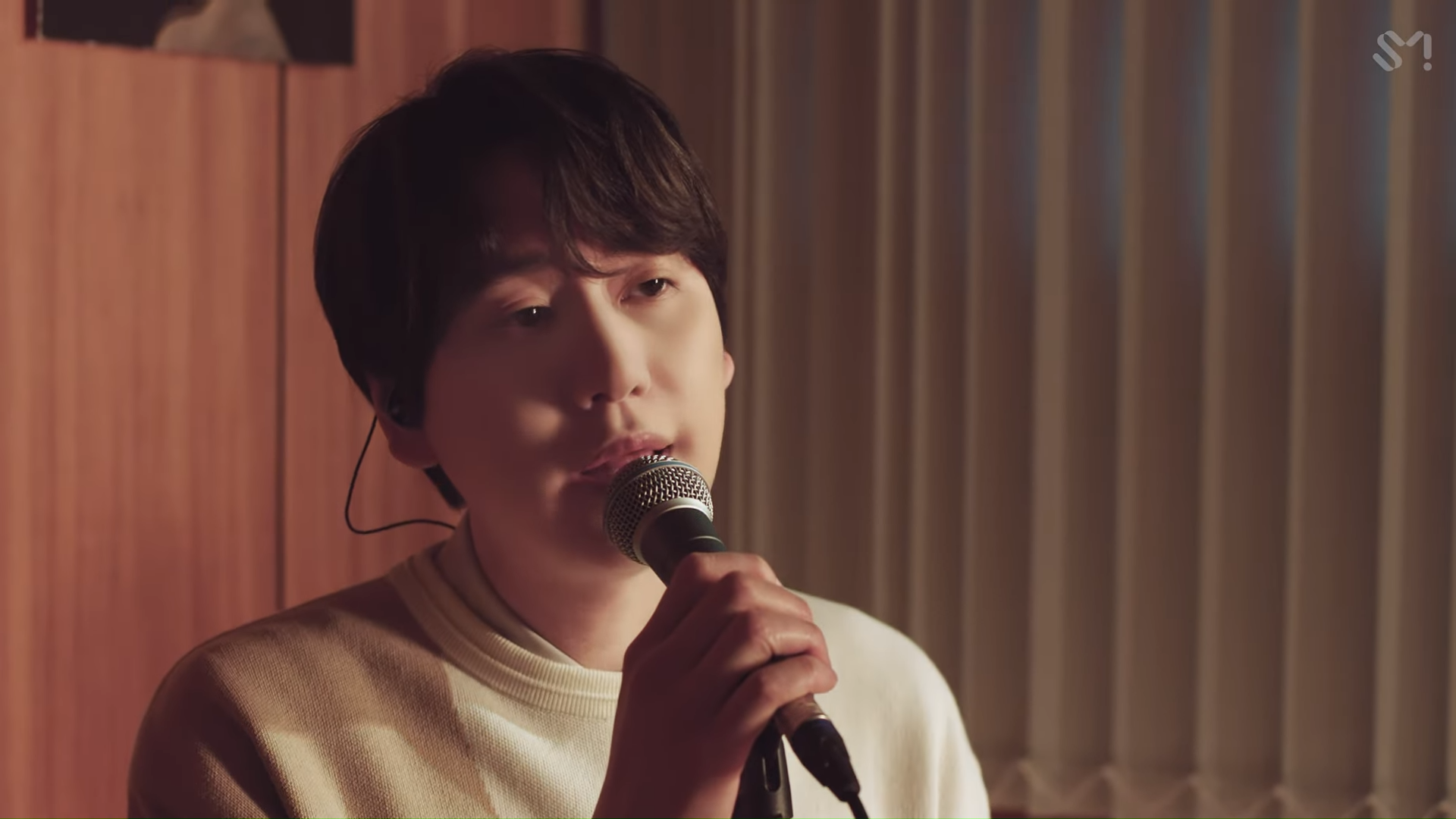 Super Junior's Kyuhyun sings a sweet serenade in live video for new