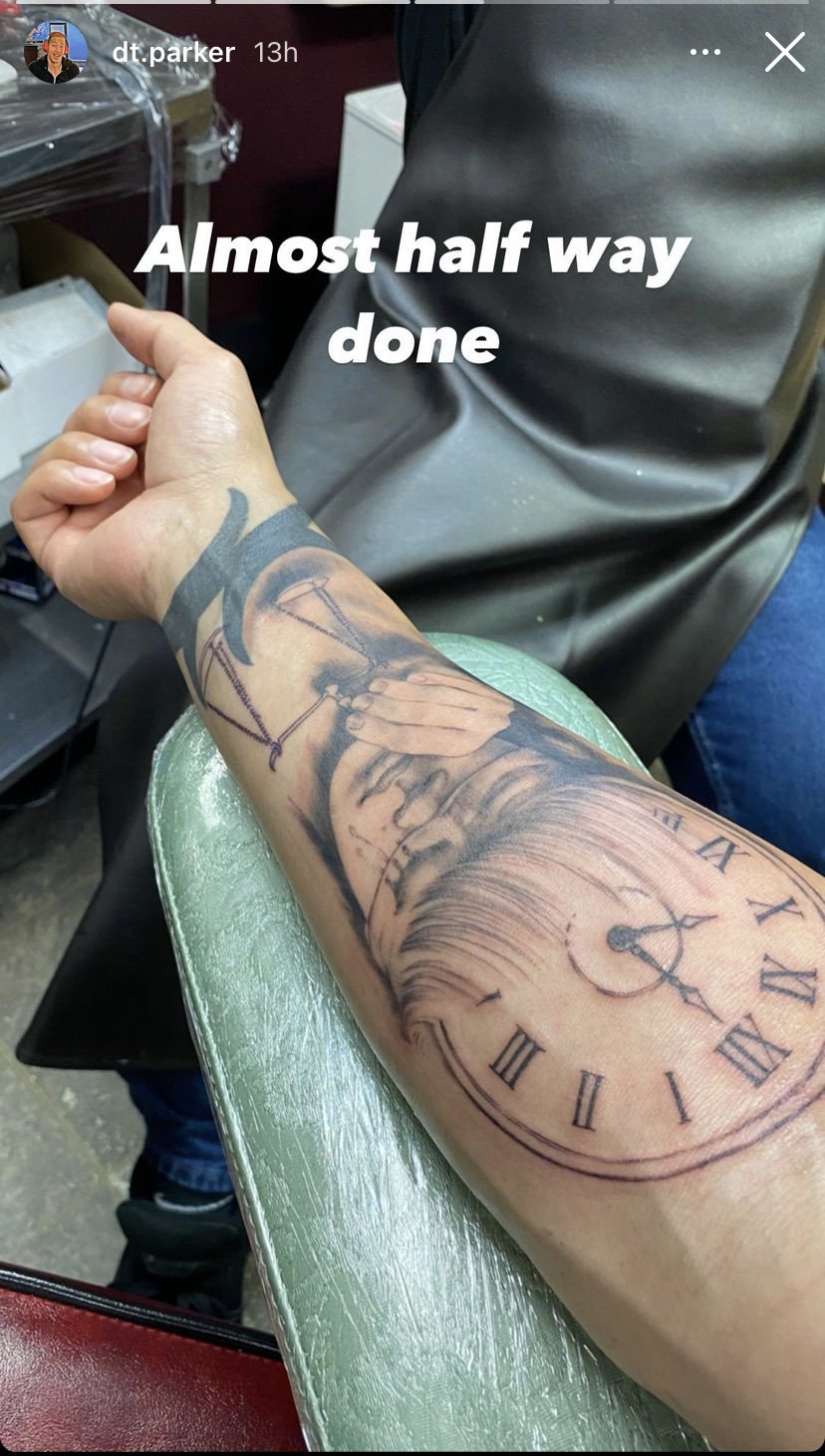 Известный американский блогер DT Parker сделал тату с лицом Чимина из BTS на своей руке