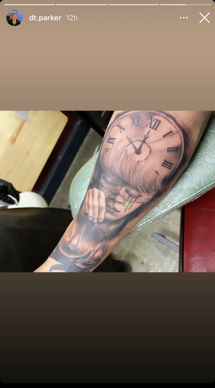 Известный американский блогер DT Parker сделал тату с лицом Чимина из BTS на своей руке