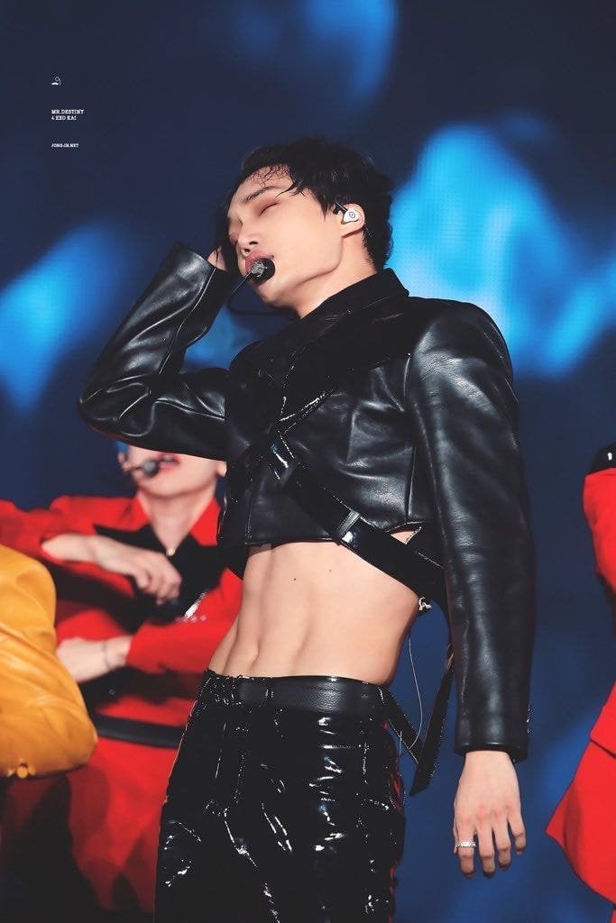 Interessant aflange marmorering Netizens share their opinions on the crop top trend on male K-Pop idols |  allkpop