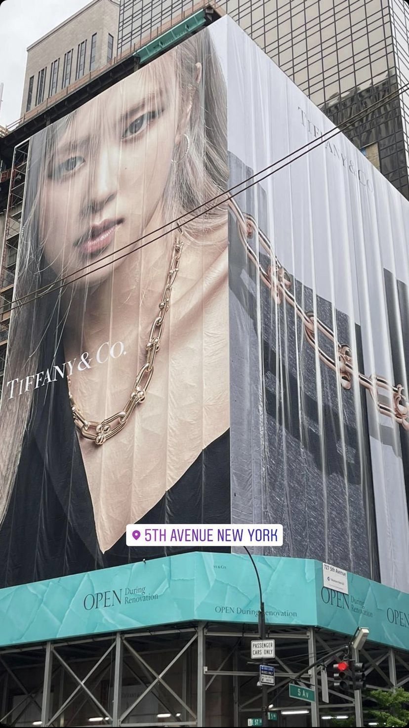 Реклама с Розэ (BLACKPINK) появилась на фасаде флагманского магазина Tiffany на Манхэттене