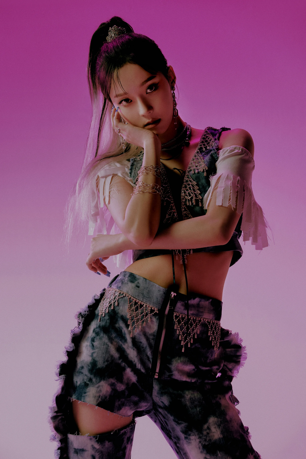 aespa's members transform to a completely new look for the new set of