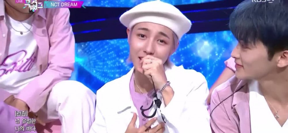 Нетизены раскритиковали NCT Dream за выступление под фонограмму, когда Ренджун забыл надеть микрофон-гарнитуру во время исполнения «Dive Into You»