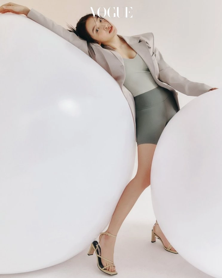 Йери из Red Velvet демонстрирует свою стройную подтянутую фигуру в фотосессии для Vogue Korea