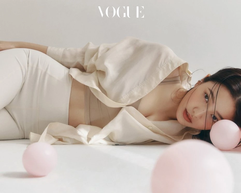 Йери из Red Velvet демонстрирует свою стройную подтянутую фигуру в фотосессии для Vogue Korea