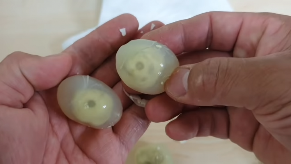 "Соленое даже без соли": Корейский ютубер попробовал голубиные яйца и поделился своими впечатлениями