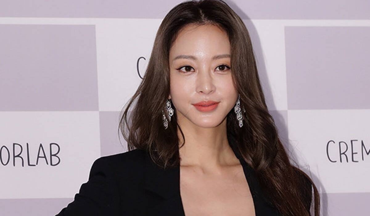 Han Ye Seul posted a date photo of her&nbsp;boyfriend in the midst ...