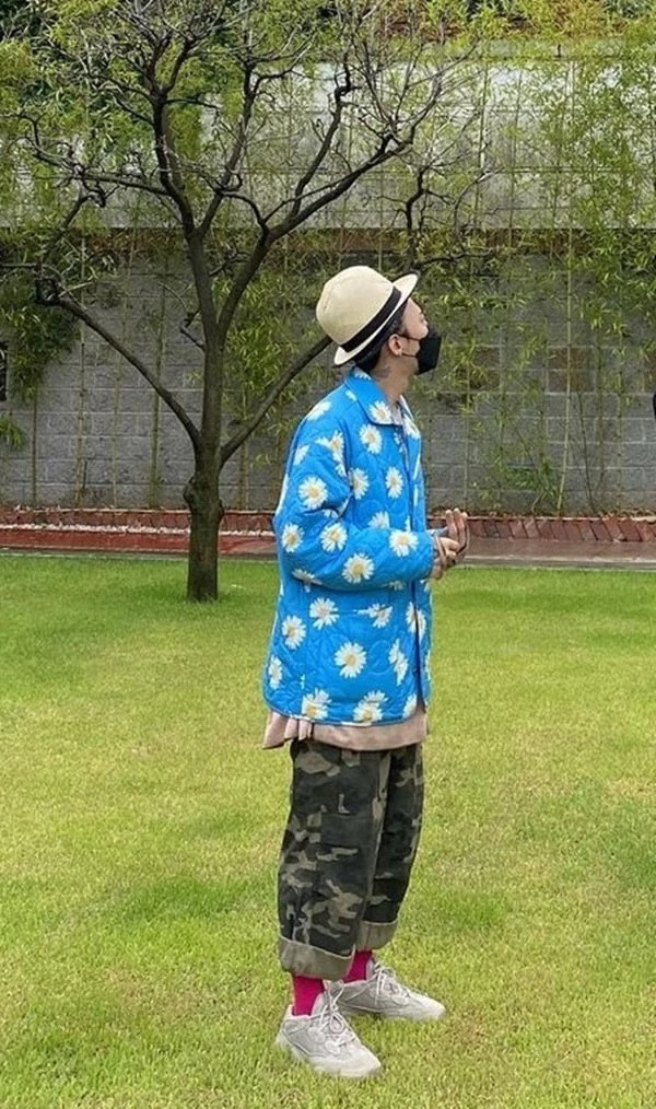«Разве тебе не жарко?»: G-Dragon в теплой куртке в 30 градусов жары