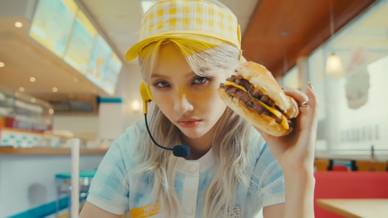 G)I-DLE's Soyeon serves burgers and looks in MV for solo comeback single 'BEAM BEAM' | allkpop