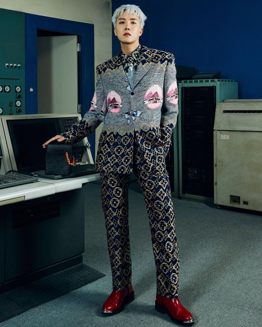 Vogue делится кадрами фотосессии BTS x Louis Vuitton