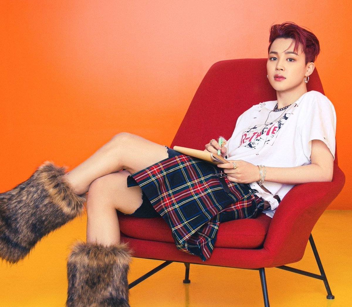 10 Male K-Pop Idols Who Looked So Good Wearing Skirts [Photos]