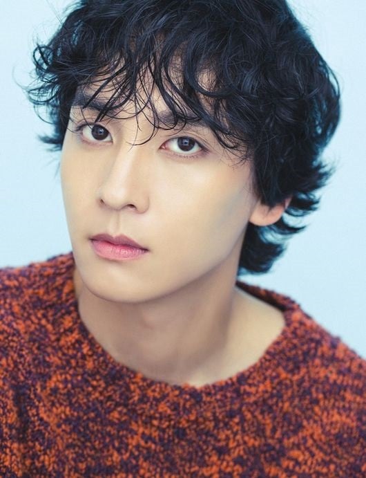 Choi Tae Joon shows off his boyish charms in newly revealed profile