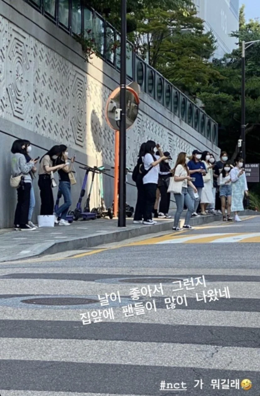 Пользователи сети ошеломлены количеством фанатов, собравшихся перед общежитием NCT