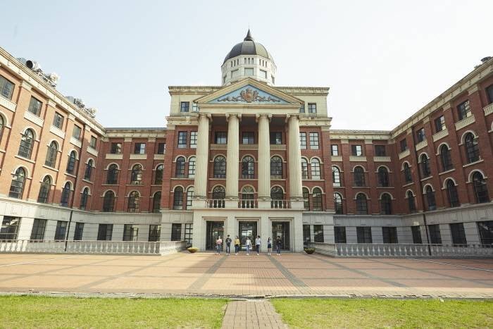 6 K-Pop MVs filmed on university campuses | allkpop