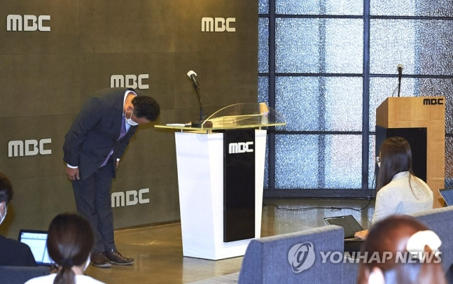 Президент MBC Пак Сун Дже лично кланяется и приносит извинения по поводу разногласий в эфире, возникших во время церемонии открытия Олимпийских игр 2020 года в Токио