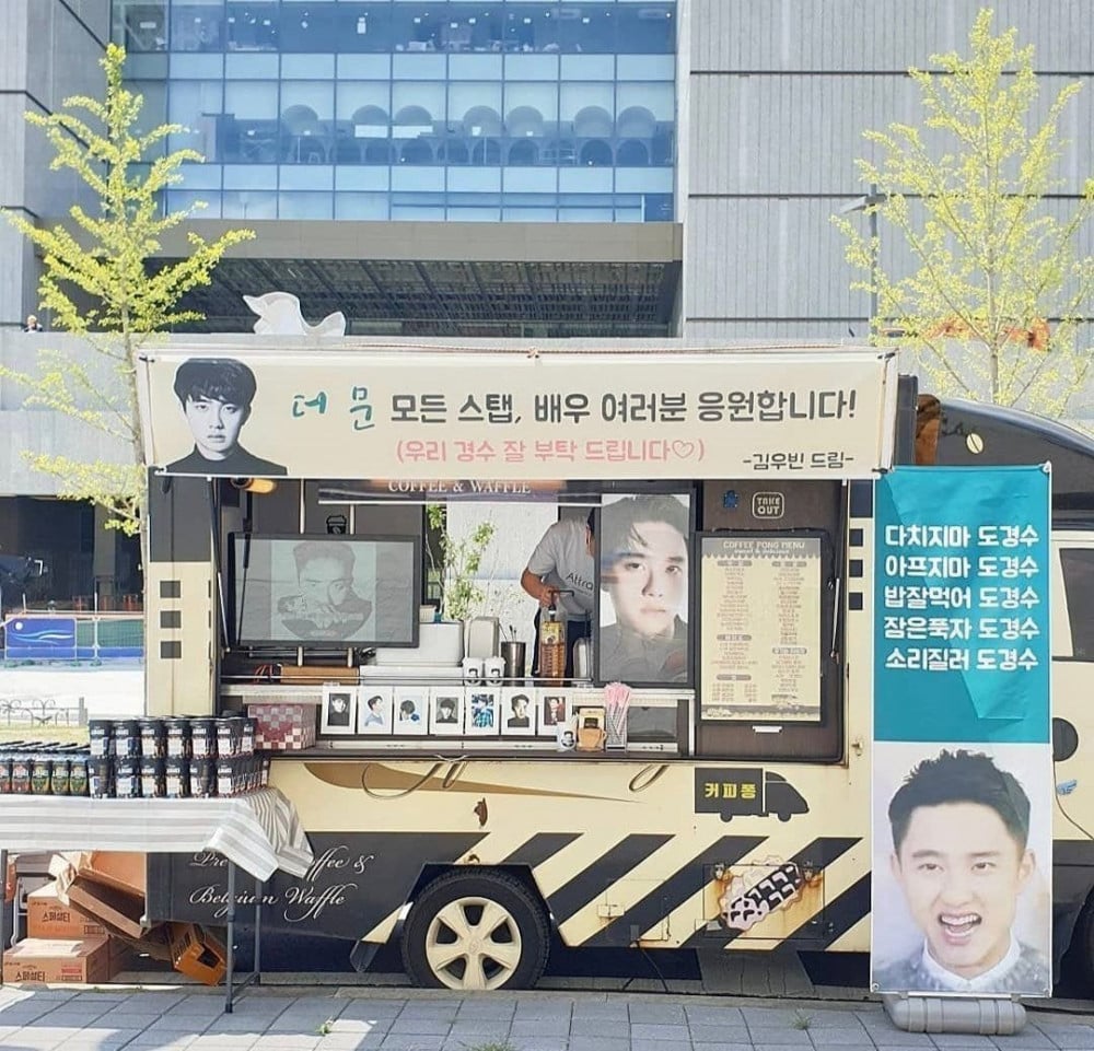 Ким У Бин выражает свою любовь к D.O. из EXO отправив подарок в виде фургончика с кофе на съемочную площадку