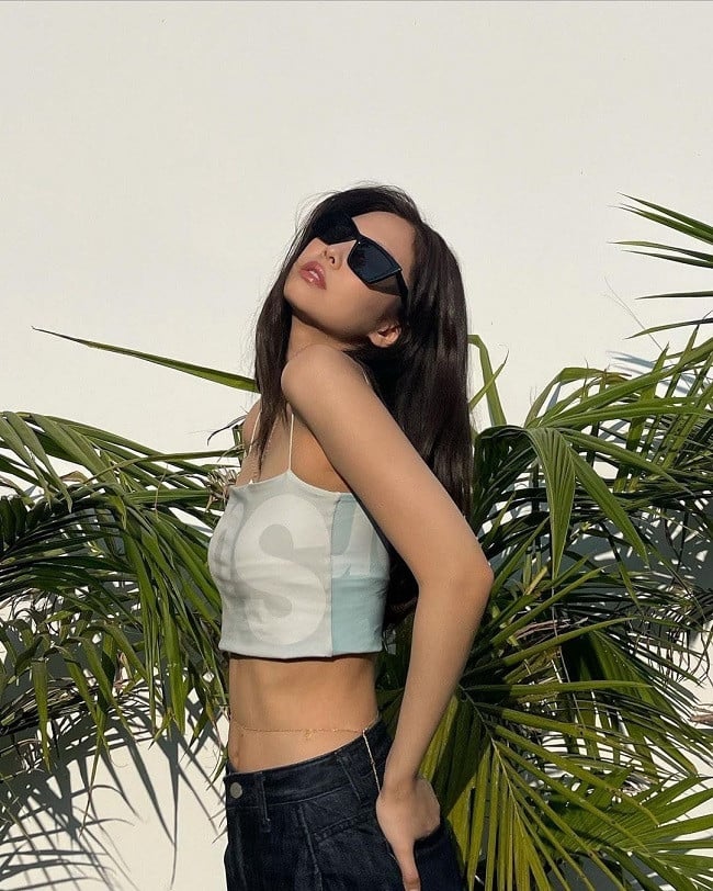 BLACKPINK's Jennie gains attention for wearing a chain accessory around her  thin waist, netizens predict it will start a new fashion trend | allkpop