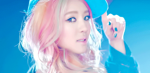 Топ-10 k-pop айдолов, красившихся в «радугу»