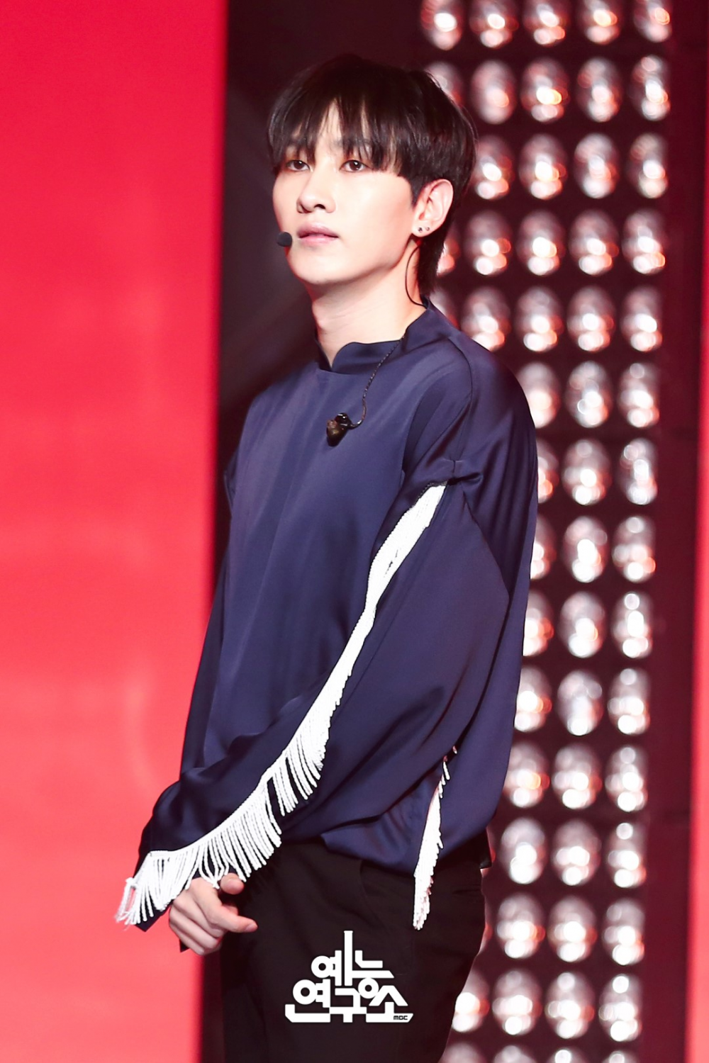 Фото Ынхёка из Super Junior на сцене впечатляющие своей харизмой