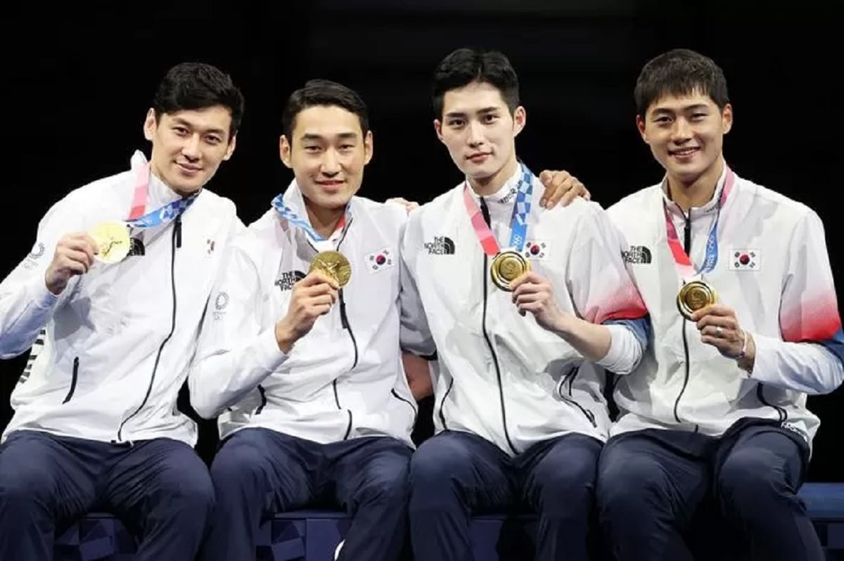Netizens are excited to see these handsome Olympic fencers guest on