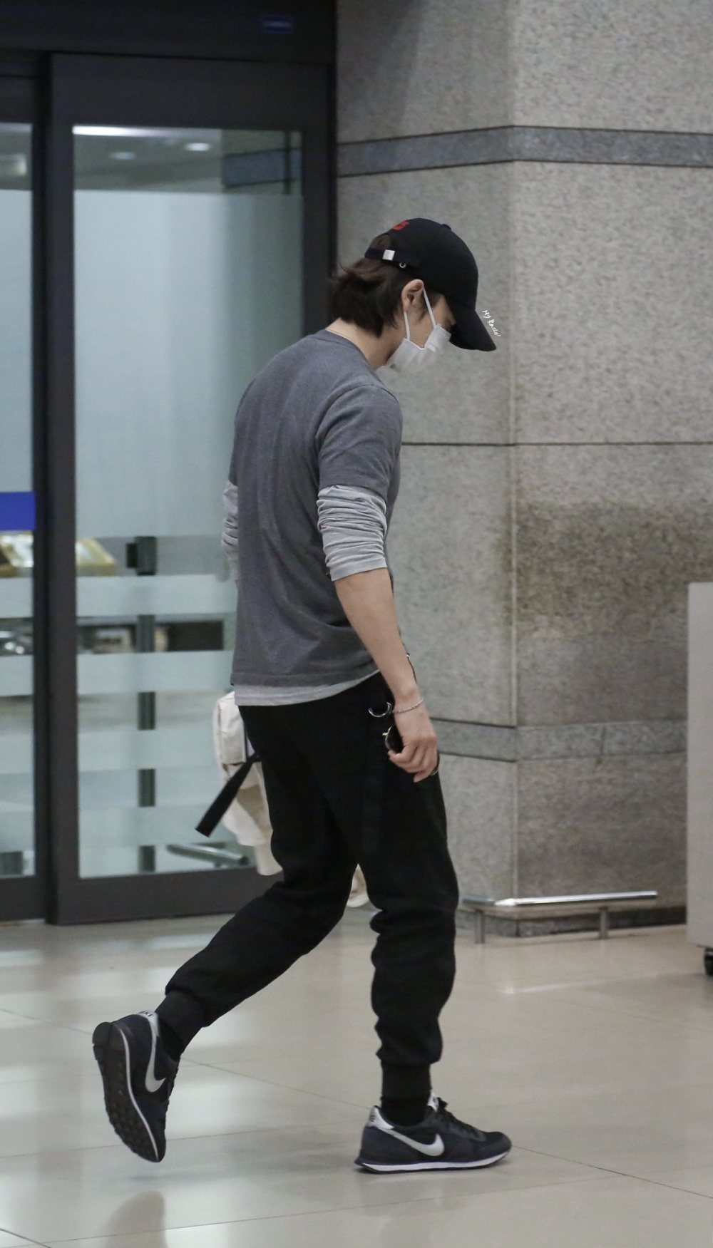Мода и эстетика Ли Донхэ из Super Junior в аэропорту
