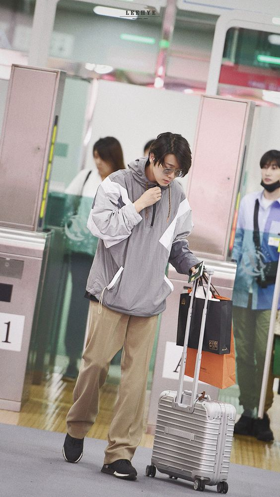 Мода и эстетика Ли Донхэ из Super Junior в аэропорту