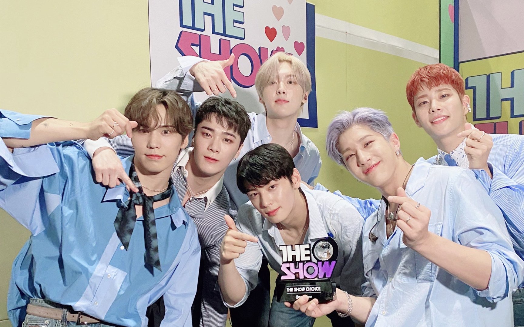 ASTRO celebrates their first music show win for "After Midnight" on SBS