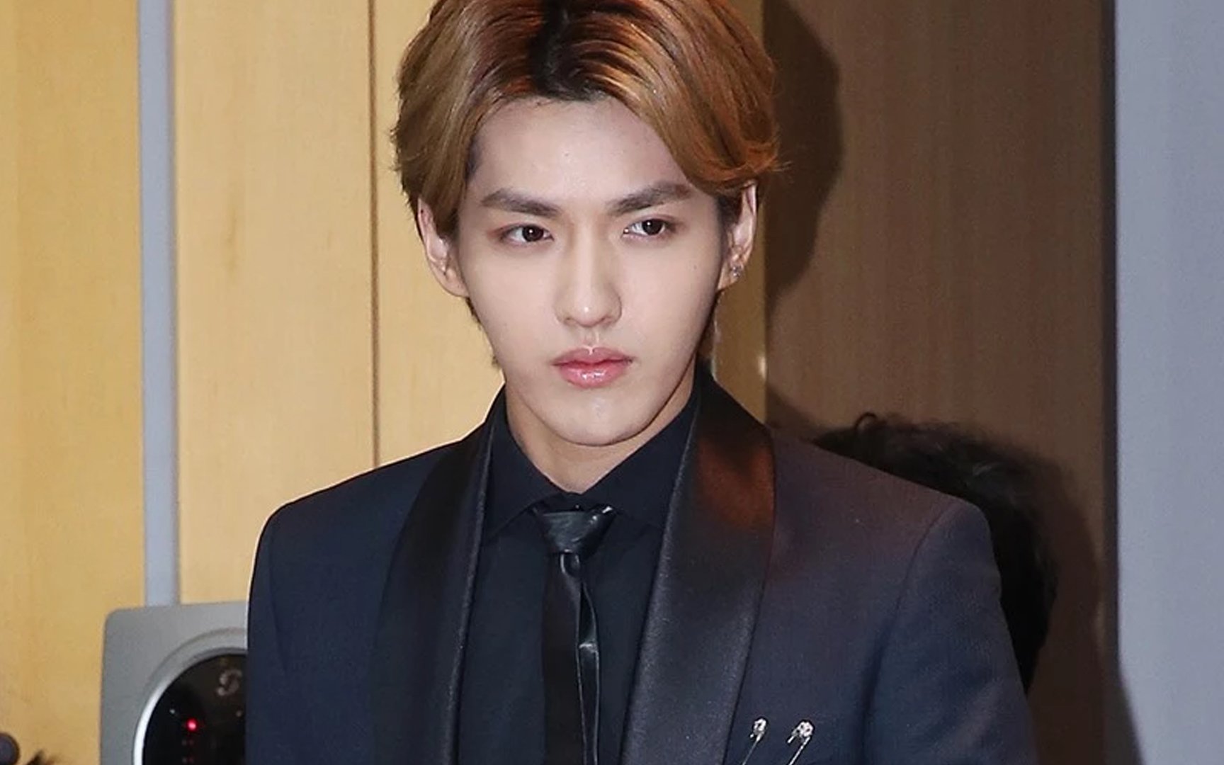 Weibo gossip circulates that Kris Wu is allegedly married and his wife is  currently raising their 2-year-old daughter alone