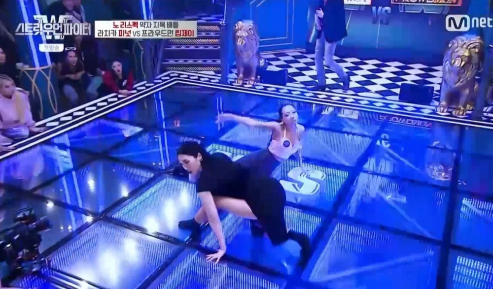 VIDEO: Urban Showdown with Women in Cageless Combat during Electrifying MMA-Style Street Battle