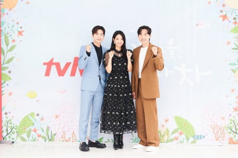 Ahn Hyo Seop, Jinyoung, Jeon Do Yeon, Jung Hae In, Kim Go Eun, Kim Seon Ho, Kim Sung Kyun, Kim Yoo Jung, Kwak Si Yang, Lee Yu Bi, Ryu Jun Yeol, Shin Min Ah, Gong Myung