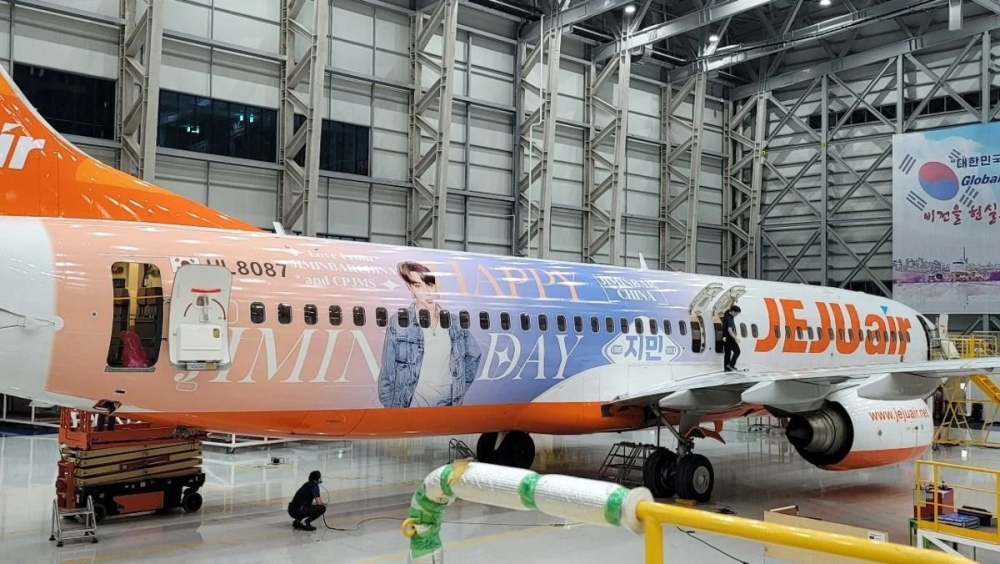 Китайский фан-клуб в сотрудничестве с Jeju Air подготовил невероятный подарок в честь предстоящего дня рождения Чимина из BTS