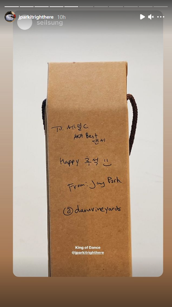 Джей Пак приготовил подарки с рукописными посланиями для 100 сотрудников и артистов своей компании в честь празднования Чусока