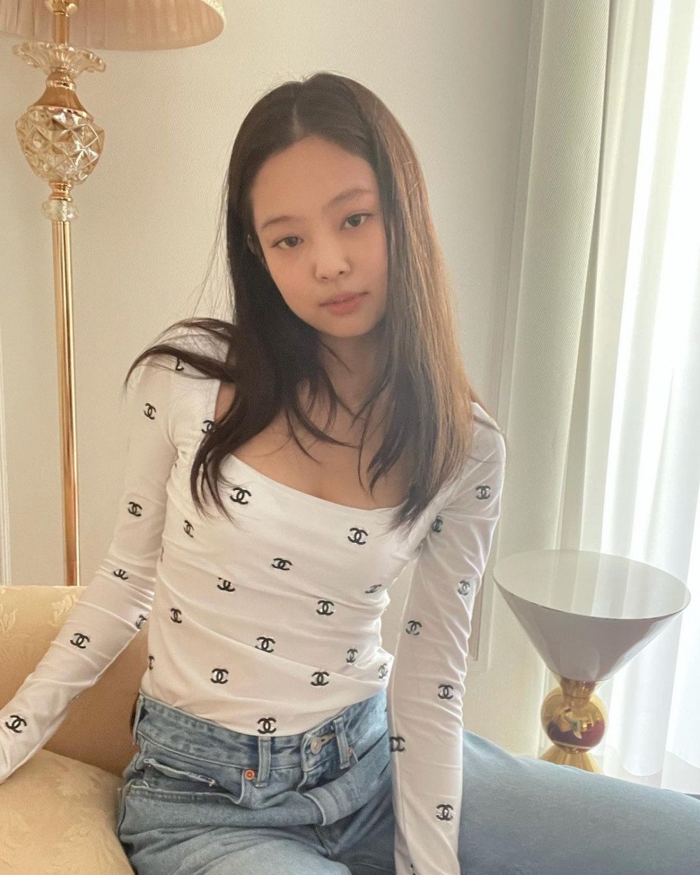 BLACKPINK's Jennie shows off her splended beauty wearing a simple